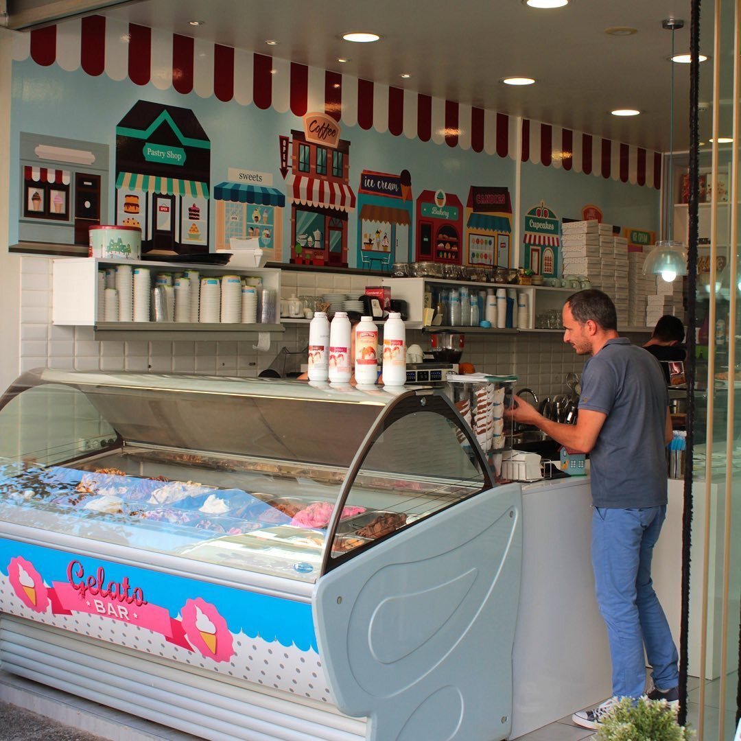 Mia Glikia Istoria café exterior
